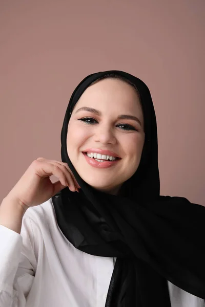 Retrato de mulher muçulmana feliz usa hijab preto posando sobre fundo bege. — Fotografia de Stock