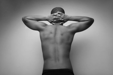 Siyah adamın siyah beyaz portresi, mükemmel vücudunu gösteriyor. İzole edilmiş.