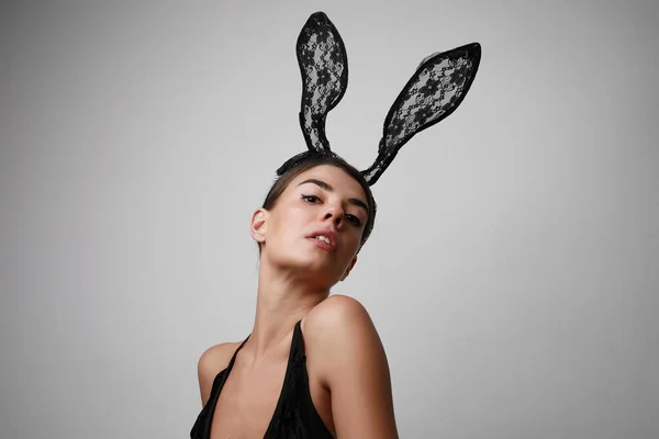 Portrait de jeune femme portant des oreilles de lapin en dentelle noire. Prise de vue. Isolé. — Photo