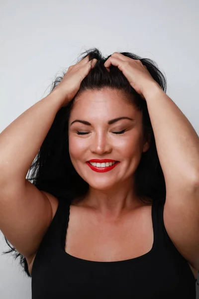 Retrato de una mujer bastante reflexiva con expresión feliz. Retrato de primer plano. —  Fotos de Stock