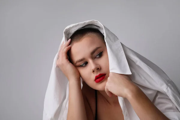 Retrato de jovem careca, posando no estúdio. Isolados. — Fotografia de Stock