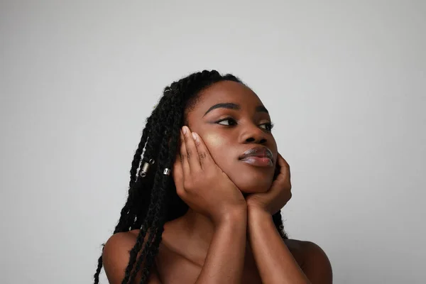 Przemyślana młoda czarna kobieta spoglądająca w bok. Portret studenta. — Zdjęcie stockowe