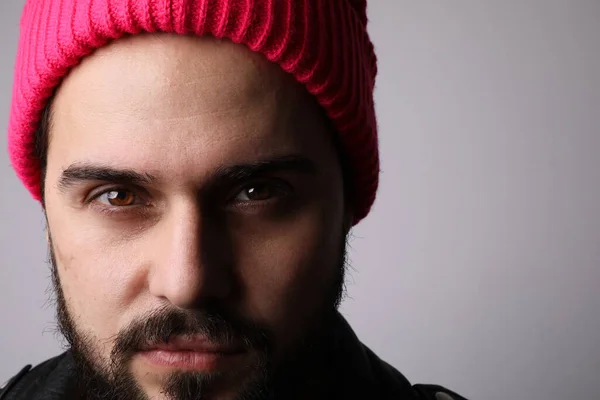 Bearded male model portrait wear leather jacket over white wall. Cropped. — Foto de Stock