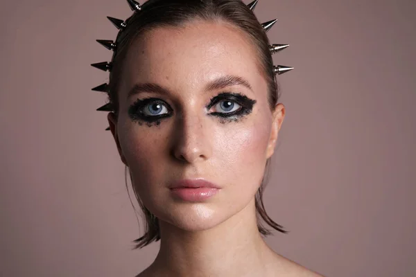 Gros plan de la belle femme caucasienne avec maquillage fard à paupières noir. Isolé. — Photo