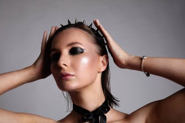 Koyu renk makyajlı beyaz bir kadının kesilmiş portresi. İzole edilmiş.