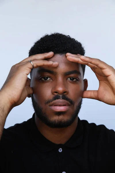 Vertical close-up de belo homem negro muscular posando no fundo branco. — Fotografia de Stock