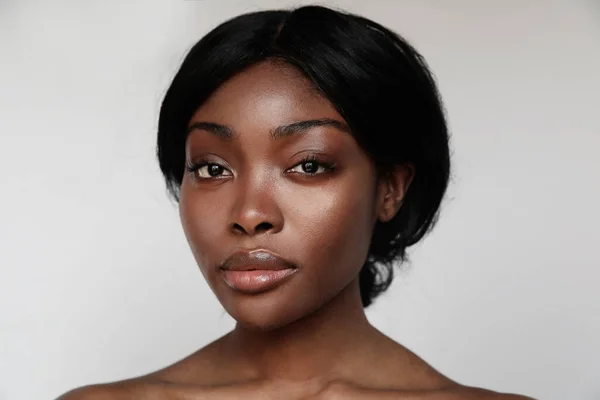 Headshot de jovem mulher negra com pele natural, posando no estúdio. — Fotografia de Stock