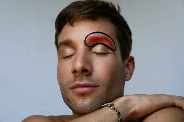 Retrato de un joven caucásico con maquillaje creativo en la cara. Aislado. —  Fotos de Stock