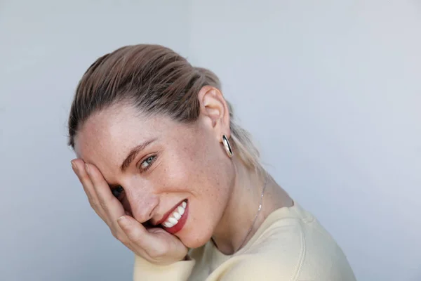 一个年轻快乐的女人在白墙、皮肤护理和健康上微笑的画像. — 图库照片