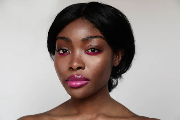 Портрет черной африканской красивой молодой женщины с макияжем. Isolated. — стоковое фото