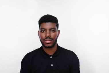 Milenyum Afrikalı Amerikalı genç ciddi siyahi adam kameraya bakıyor..