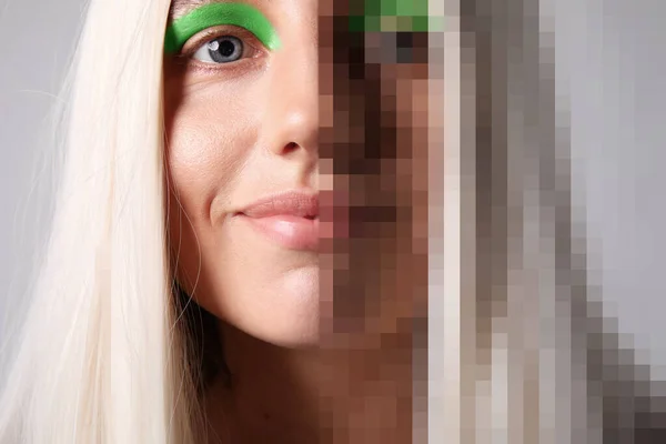 Wanita muda dengan make-up kreatif setengah piksel dan rambut pirang panjang. — Stok Foto