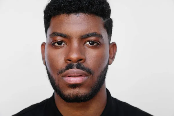 Focado millennial afro-americano jovem negro sério olha para a câmera. — Fotografia de Stock
