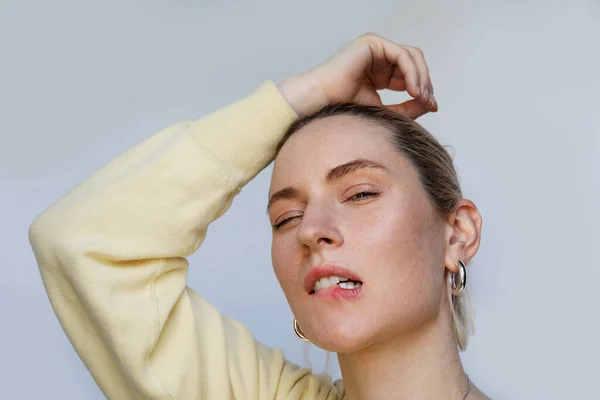 Modelo femenino caucásico feliz y positivo posando sobre fondo blanco. Aislado. —  Fotos de Stock