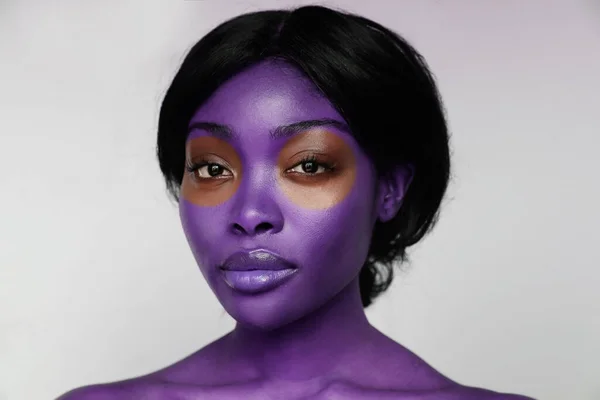 Headshot de belle femme africaine noire avec maquillage créatif. Isolé. — Photo