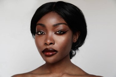 Siyahi Afrikalı güzel bir kadının makyajlı portresi. İzole edilmiş.