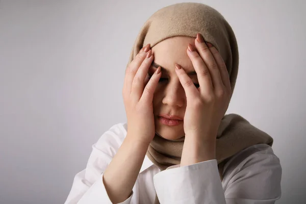 Крупный план арабской девушки, носящей хиджаб, имеющей проблемы. Стресс, проблемы. — стоковое фото