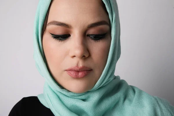 Close-up da jovem mulher árabe vestindo hijab, isolado na parede branca. — Fotografia de Stock
