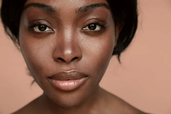 Retrato de close-up de negra Africano bela jovem com maquiagem. Isolados. — Fotografia de Stock