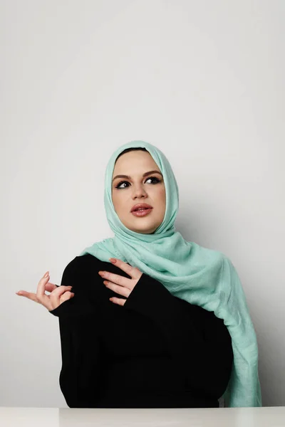 笑着的阿拉伯女人，孤零零地躺在白墙上. — 图库照片