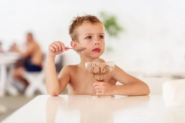 Pequeño Niño Lindo Está Comiendo Helado Chocolate Café Resort Niño — Foto de Stock