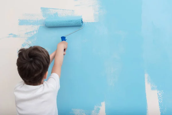 Criança Pinta Com Rolo Uma Parede Azul Conceito Paz Mundial — Fotografia de Stock