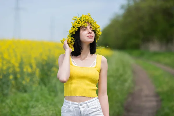 Retrato Uma Jovem Menina Bonita Frente Campo Colza Amarelo — Fotografia de Stock