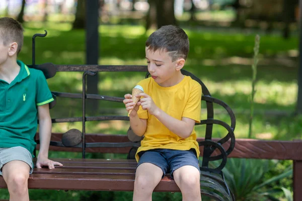 Річний Хлопчик Жовтій Футболці Холодний Коричневий Напій Склянки Щоб Втамувати — стокове фото