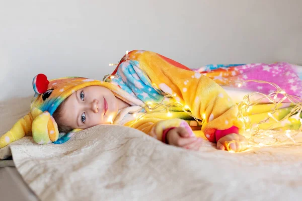 Дев Ятирічна Дівчинка Одягнена Кігурумі Лежить Ліжку Спальні Загорнута Новорічну — стокове фото