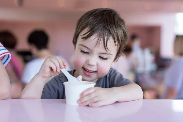 Bambino Anni Sta Mangiando Gelato Bar Ritratto Ravvicinato Estate Città — Foto Stock