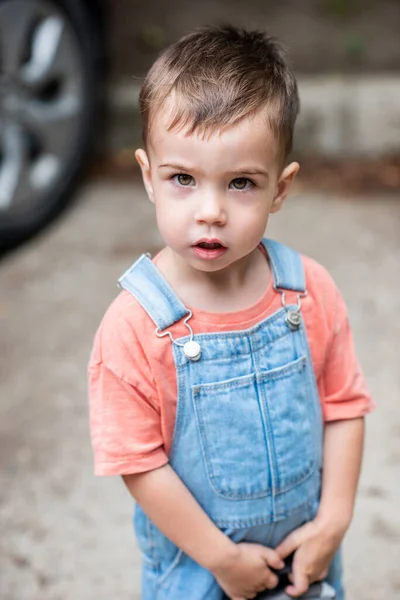 Ragazzino Carino Guarda Telecamera Tiene Mano Una Borsa Vestita Con — Foto Stock