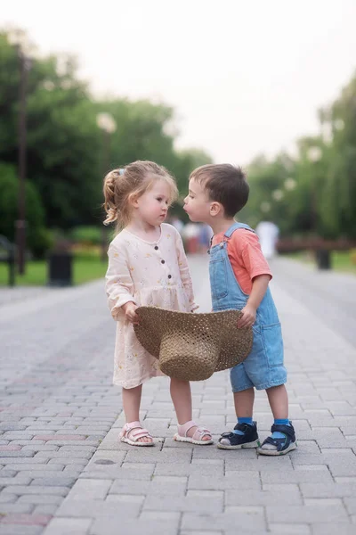 Bambina Ragazzo Abbracciano Baciano Stanno Centro Del Vicolo Verde Tengono — Foto Stock