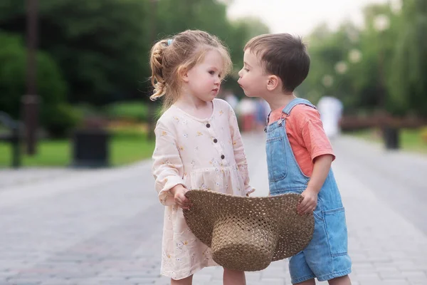 Bambina Ragazzo Abbracciano Baciano Stanno Centro Del Vicolo Verde Tengono — Foto Stock