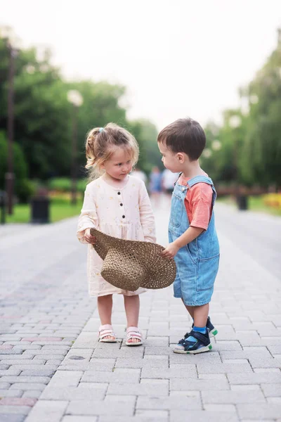 Bambina Ragazzo Abbracciano Baciano Stanno Centro Del Vicolo Verde Tengono — Foto Stock