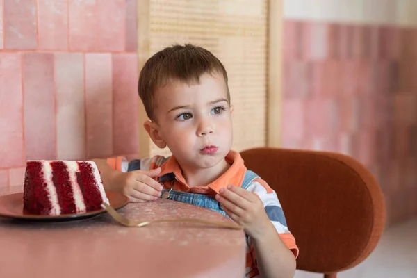 Bambino Anni Siede Caffè Mangia Una Torta Piattino Giace Grande — Foto Stock