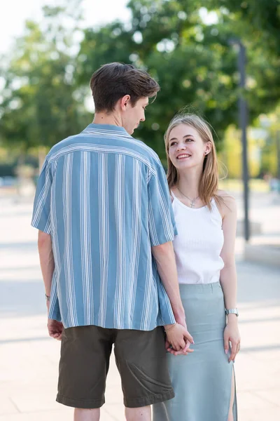 公園で手と抱擁を握っているティーンエイジャーのカップル 最初の愛 — ストック写真