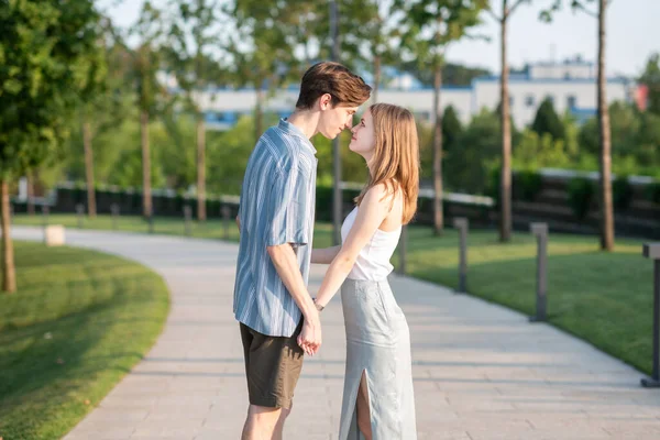 Couple Teenagers Holding Hands Hugging Park First Love — Stock Photo, Image