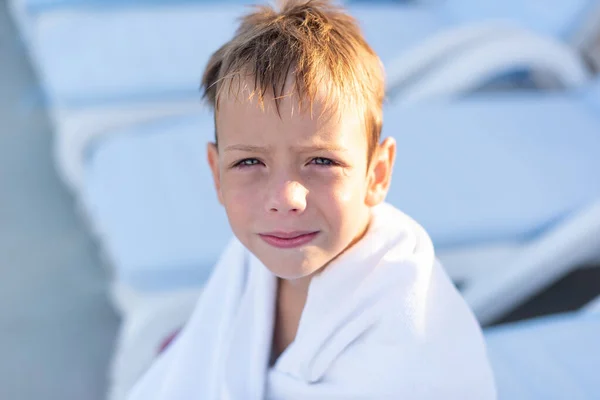 Ritratto Ragazzo Sorridente Avvolto Asciugamano Dopo Aver Nuotato Nella Piscina — Foto Stock