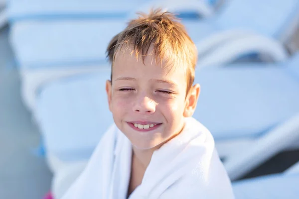 Ritratto Ragazzo Sorridente Avvolto Asciugamano Dopo Aver Nuotato Nella Piscina — Foto Stock