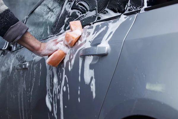 Een auto wassen — Stockfoto