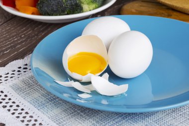 kırık tavuk yumurta