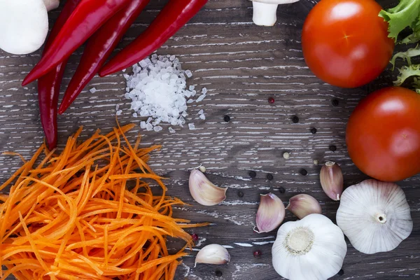 Ahşap arka planda sebzeler