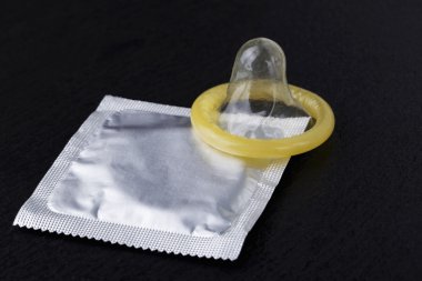 prezervatif ve paketi