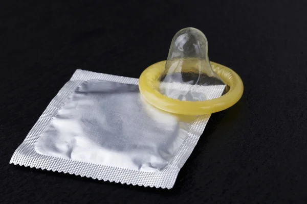 Kondom och pack — Stockfoto