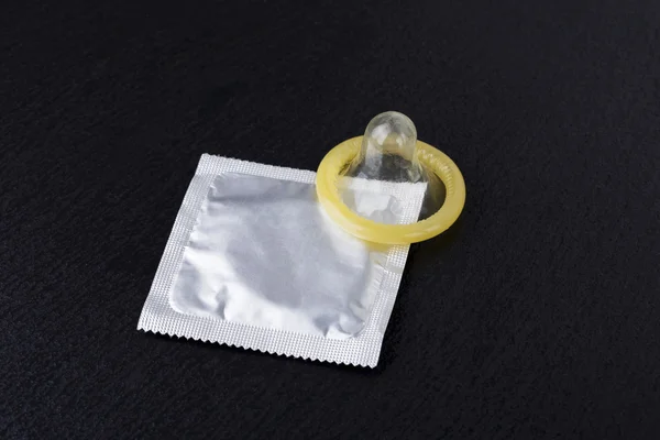 Презерватив и упаковка — стоковое фото