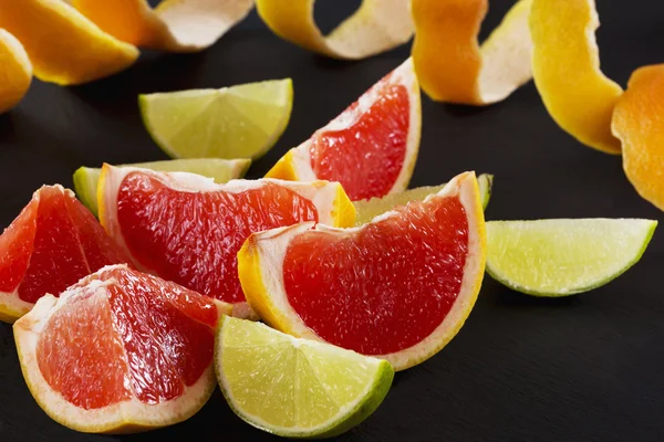 Slices of citrus fruits — Stock Photo, Image