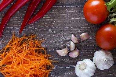 Ahşap arka planda sebzeler