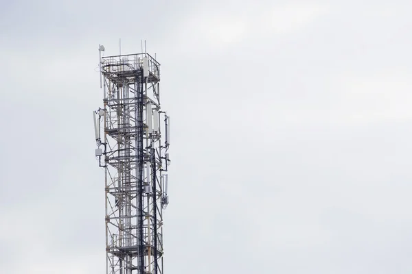 Torre de comunicaciones móviles — Foto de Stock