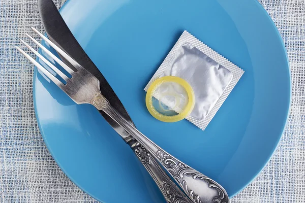 Kondom i en tallrik — Stockfoto