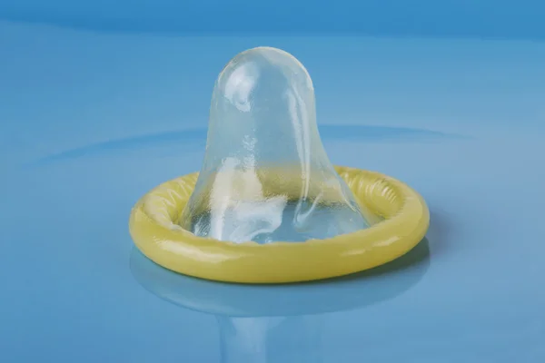Kondomen packas upp — Stockfoto